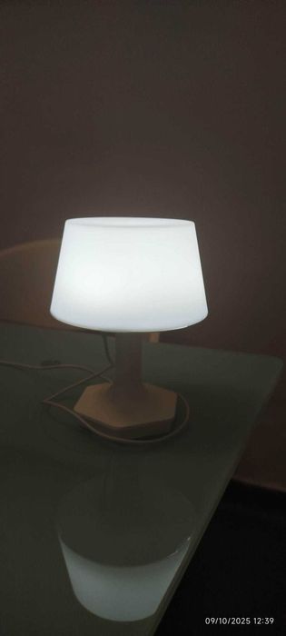 2 Candeeiros LED com luz amarelo e luz branca