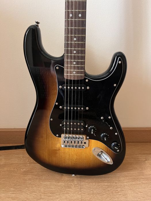 Pack Guitarra Squier Stratocaster + Amplificador Fender