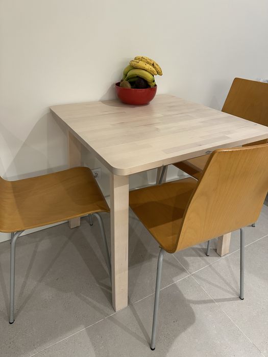 Conjunto de mesa e 3 cadeiras em madeira