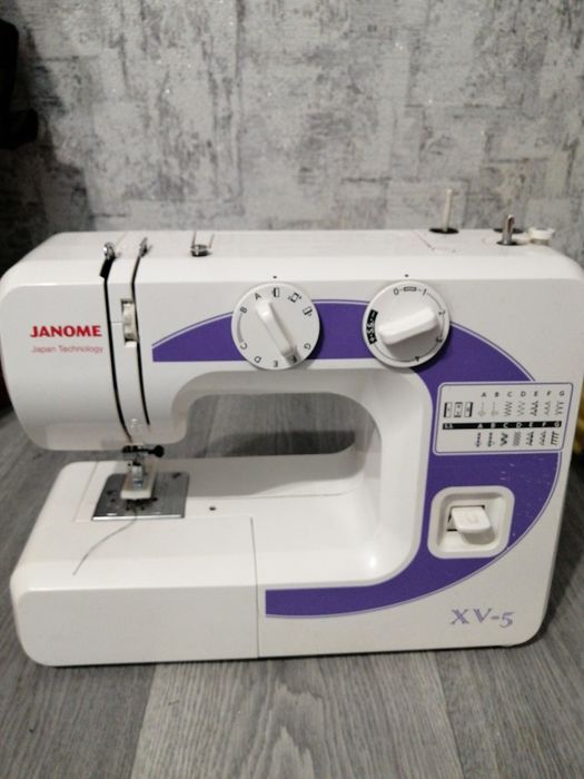 Продаю побутову швейну машинку, оверлок, скорняжку.