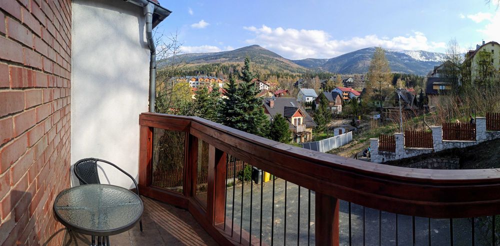 Pokoje z łazienkami i widokiem na góry w centrum Karpacza