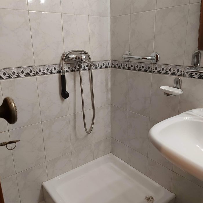 Moradia no centro histórico da Afurada, Junto ao rio Douro e Marinha da Afurada.TRATA O PRÓPRIO. Pronta a habitar.