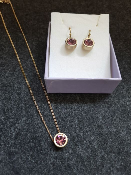 Zestaw biżuterii z fioletowym oczkiem