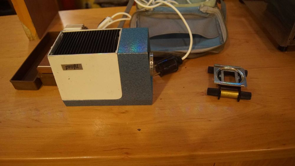 Diaskop Profil rzutnik projektor do slajdów PRL nowy z ramkami futerał