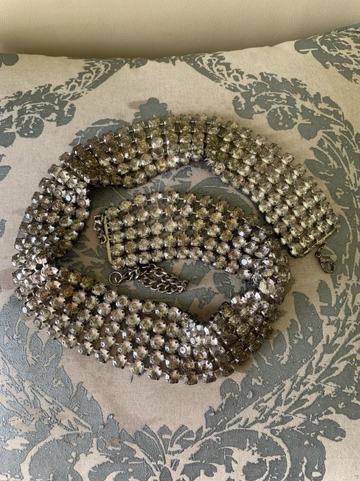 Pasek damski z kamieniami.