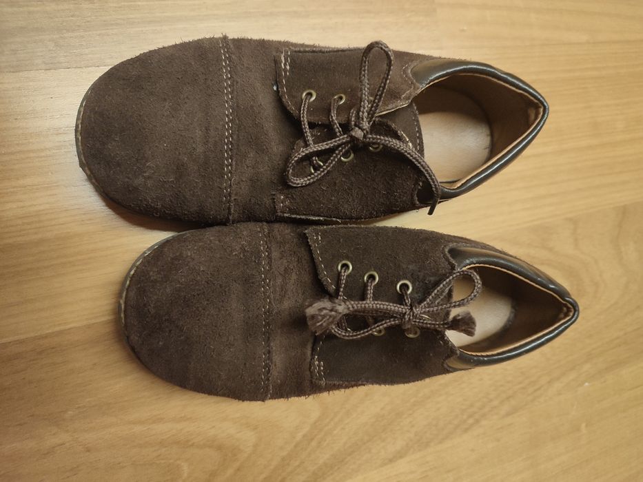 Sapatos carneiras, em camurça castanha, tam 32