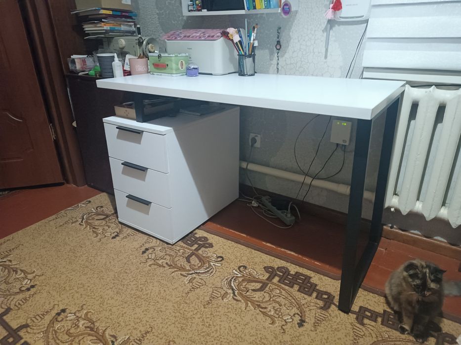 Стіл письмовий з шухлядами