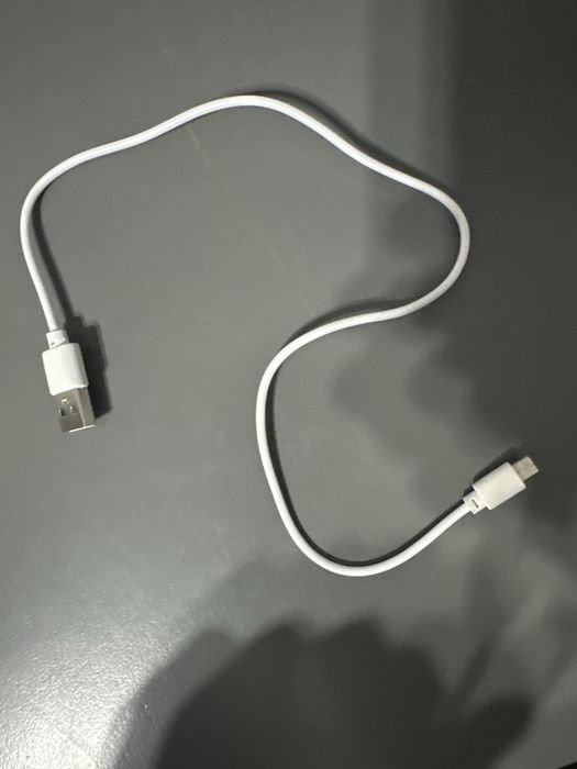 Biały kabel USB-A do micro-USB – krótki przewód
