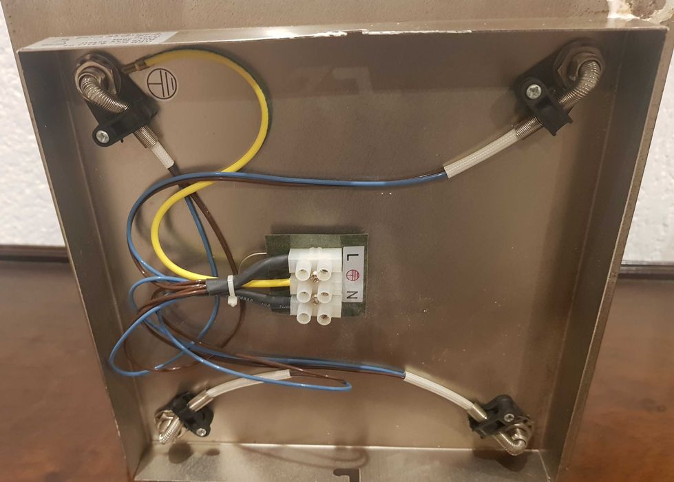 candeeiro de tecto com 4 focos direcionais pronto a ser usado