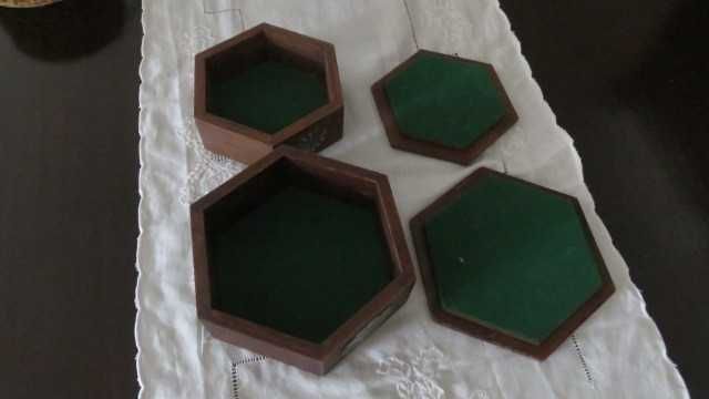 Caixas octogonais com floreados