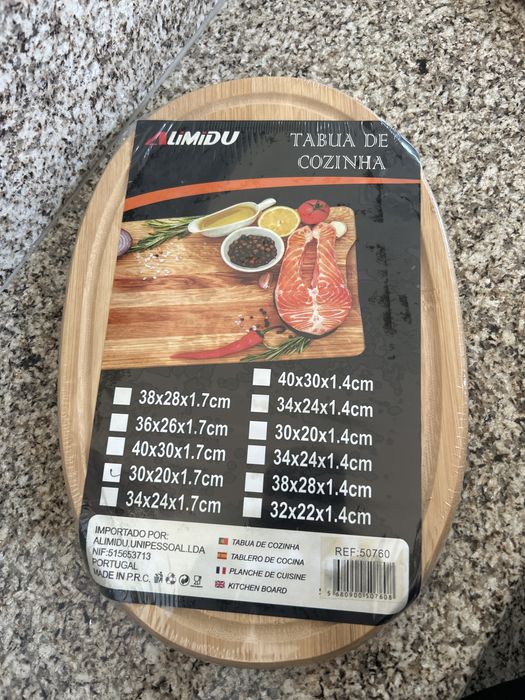 Tábua individual ou conjunto de madeira culinária nova