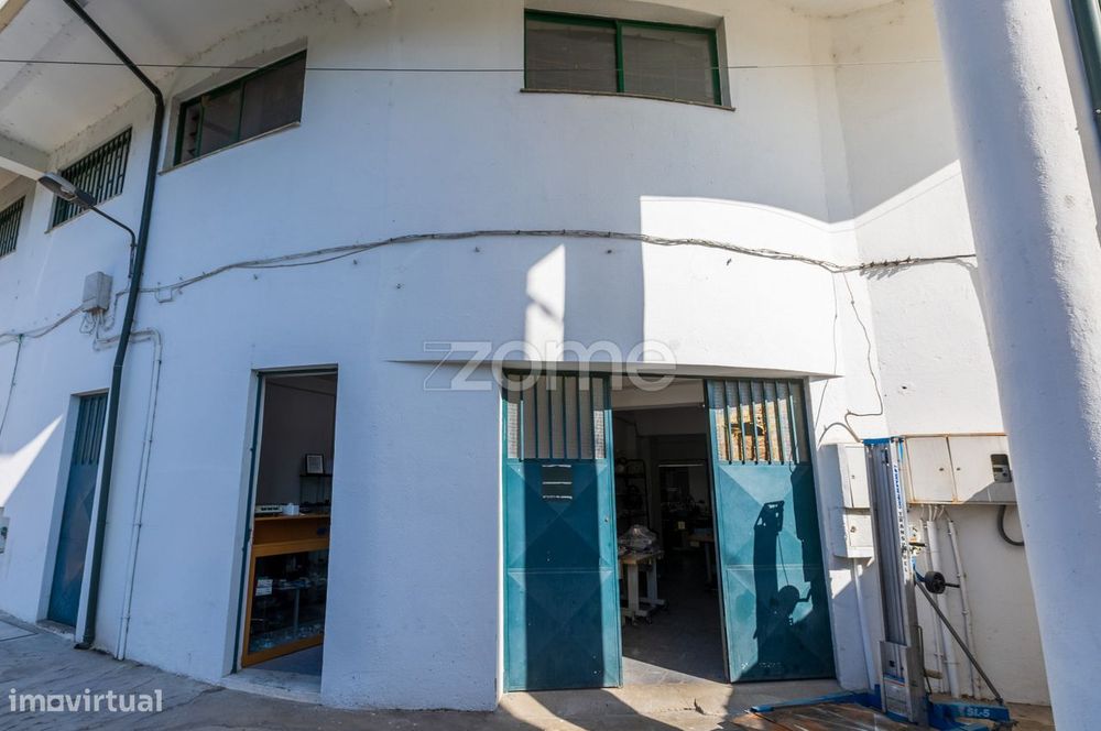 Armazém com 120 m2 em Caldelas, Guimarães