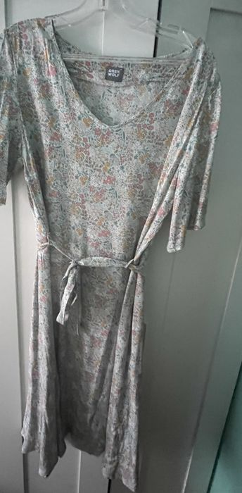 Zwiewna sukienka midi w kwiaty Grey Wolf rozm. L