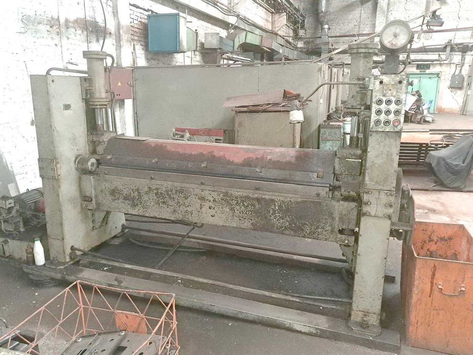 И2116  машина листозгинальна з поворотною балкою