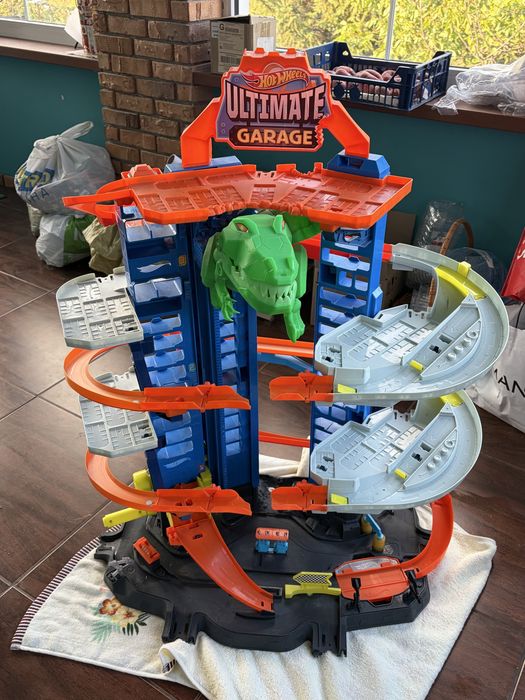 Трек гігантський гараж Hot Wheels
