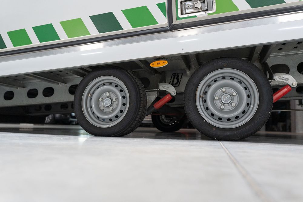 Reboque fechado para transporte de carros de luxo; rally; Velocidade