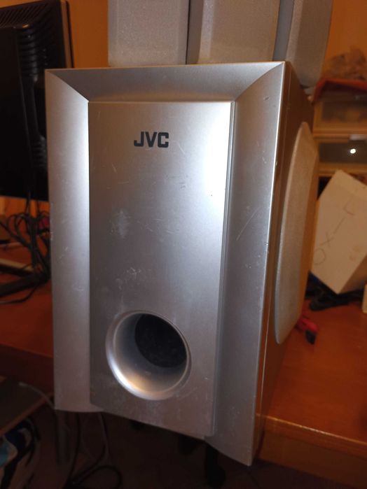 5 colunas de som e subwoofer