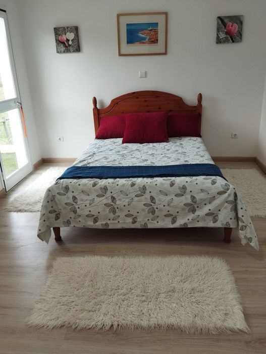 Alugo quarto , com acesso independente.