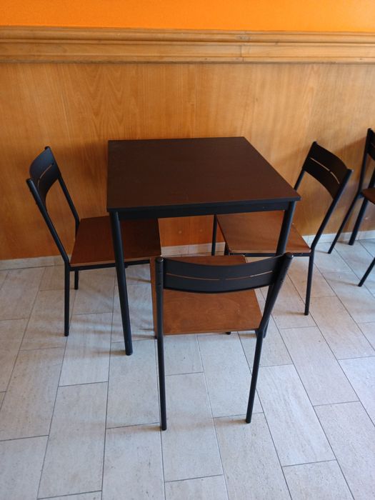 Mesas e cadeiras