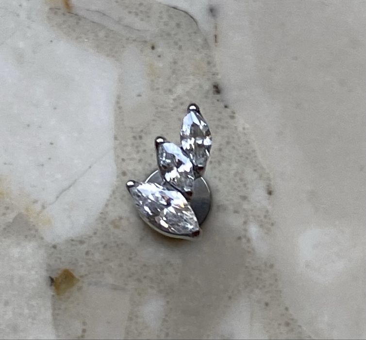 Labret kolczyk 6 mm unisex piercing 16 G Tytan