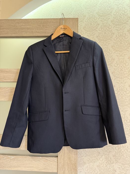 Продам детский костюм-тройка б/у в отличном состоянии.