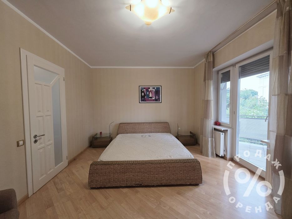 Стильний будинок у центрі з більярдною та камінною кімнатою