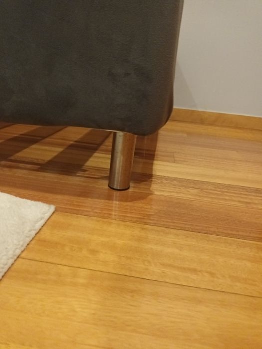 Cama com estrado,estufada em tecido veludo cinza
