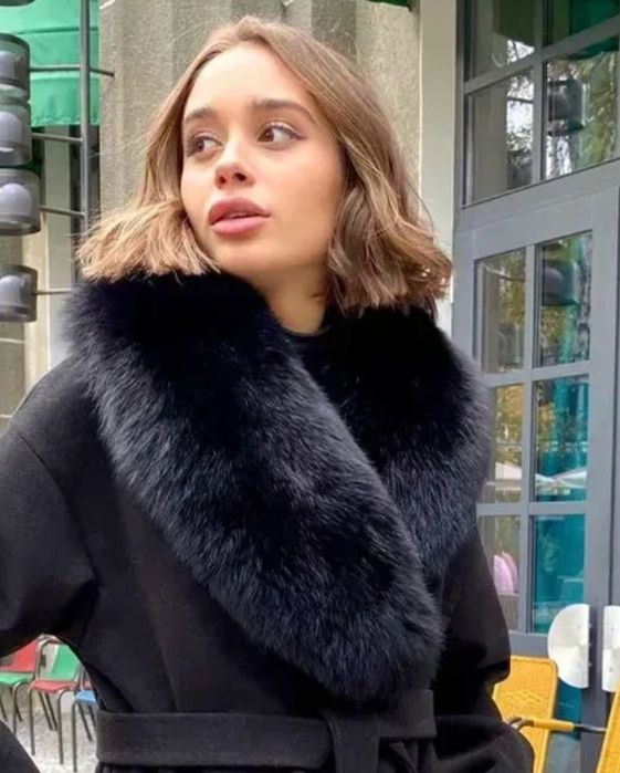 Комір з хутра песця.