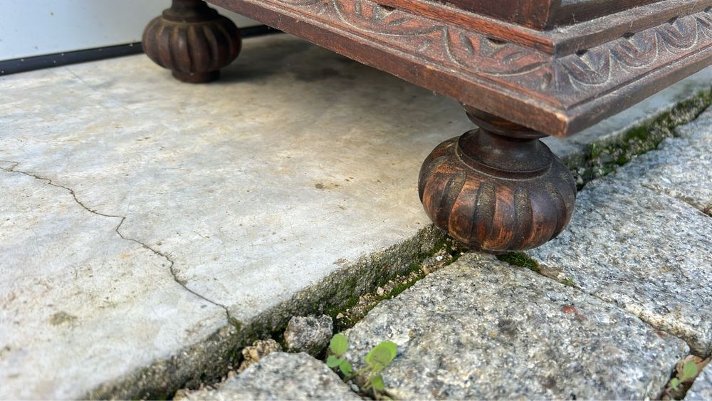 Fabuloso móvel em madeira de mogno antigo, entalhado.