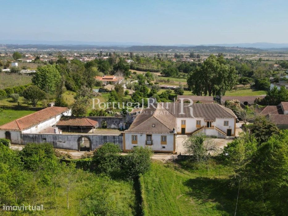 Quinta do Sec. XVII com 14 ha, capela, piscina e exploração agrícol...