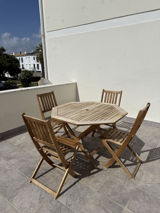 Mesa de exterior com 6 cadeiras