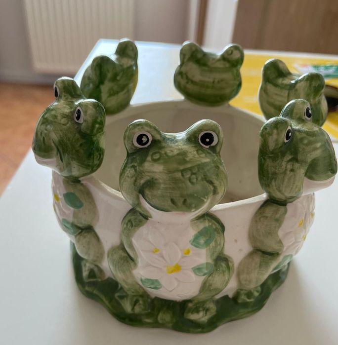 Doniczka żabki wykonana z ceramiki.