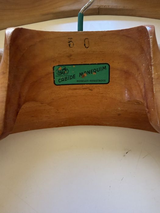 RESERVADO - Cabides de madeira