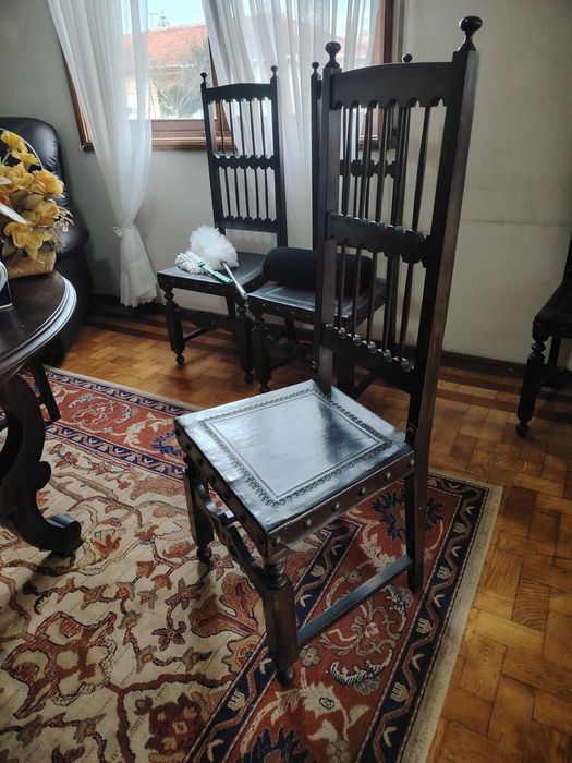 Mobília de sala de jantar completa. Louceiro, mesa e 8 cadeiras em muito bom estado