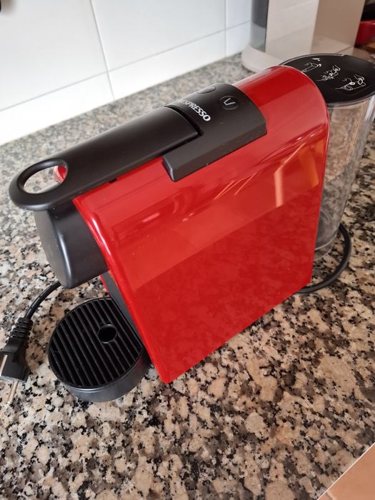 Cafeteira Nespresso com avaria.