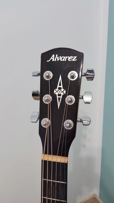 Gitara akustyczna 6-strunowa z serii Alvarez Regent RD28 typu Dreadnought.