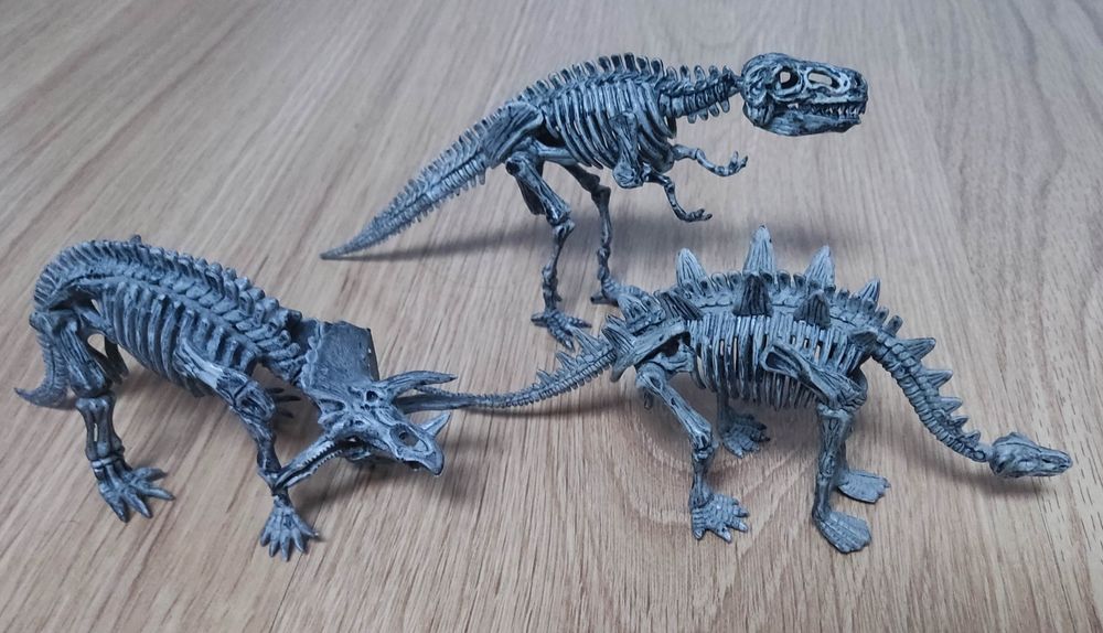 3 Figuras Dinossauros em esqueleto (desmontáveis)