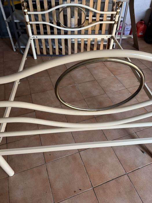 Cama de ferro bege