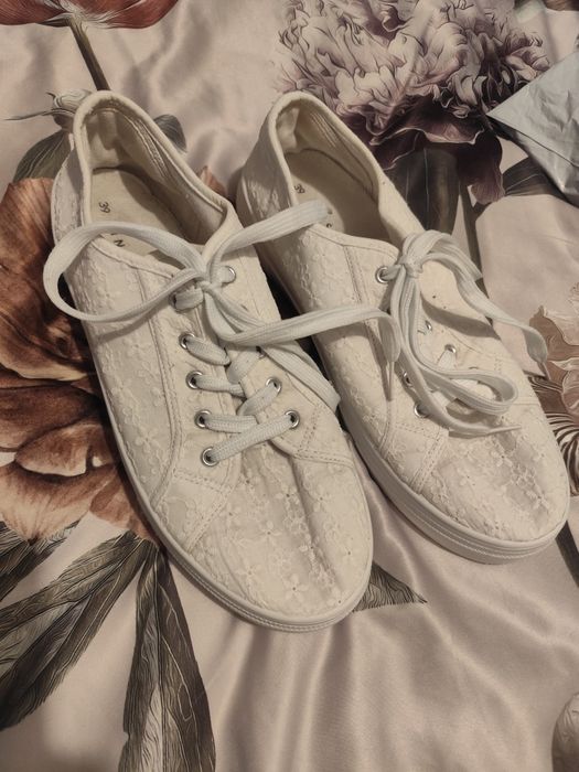 Białe tenisówki rozm.39