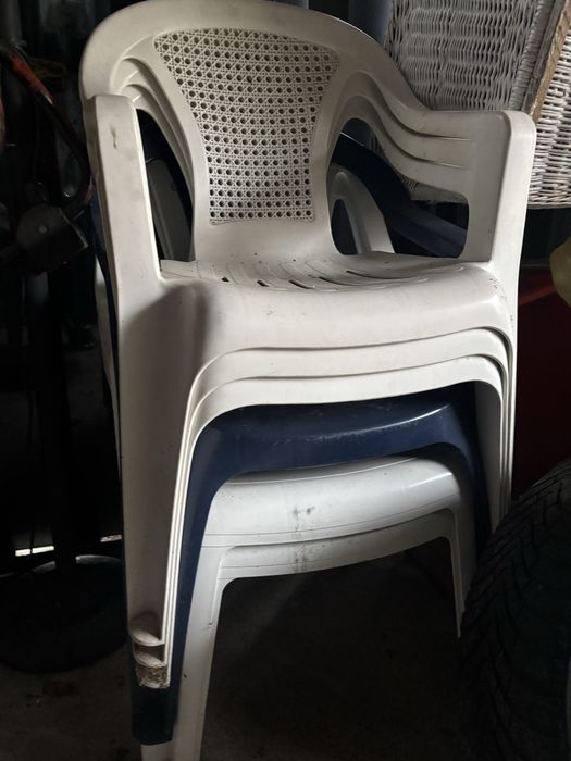 Krzesła  ogrodowe plastik   5 białych i 1 granatowe