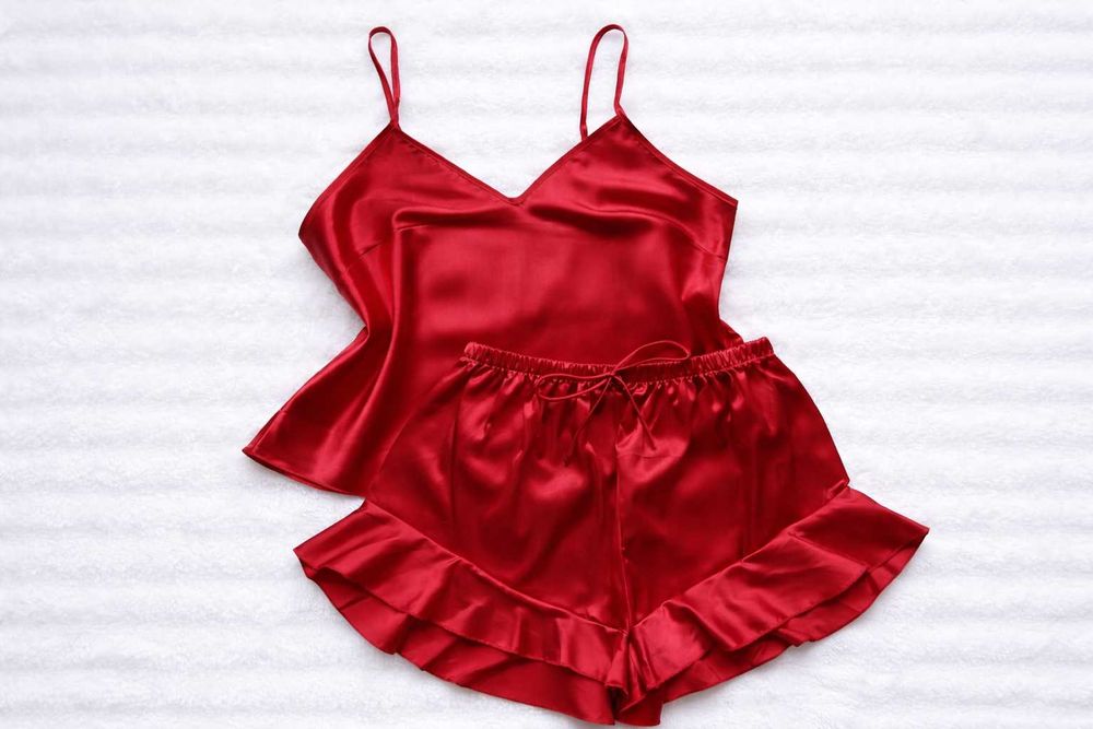 Czerwona satynowa błyszcząca piżama M