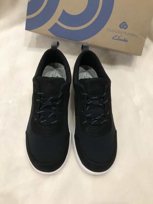 Продам женские кроссовки Clarks
