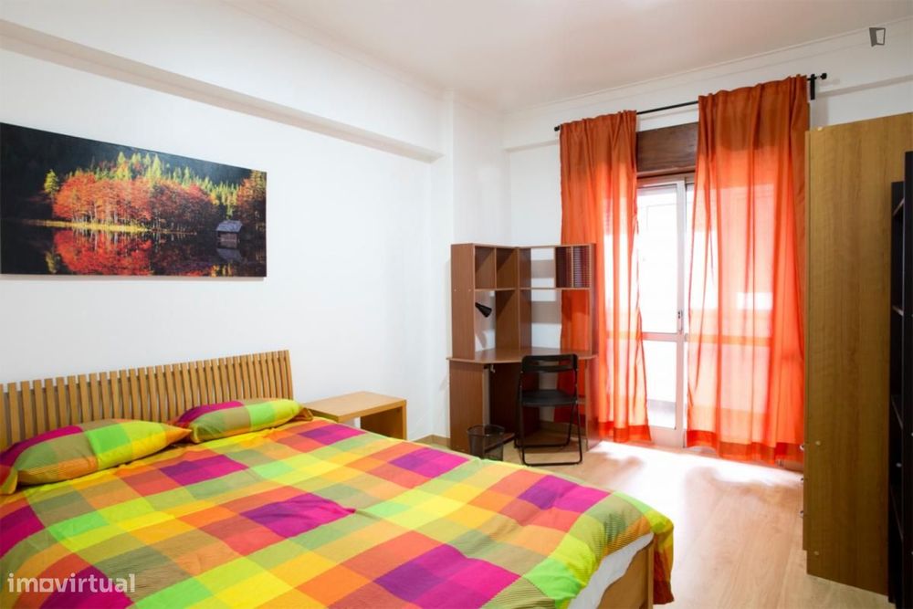 Quarto - localizado em Pontinha Lisbon