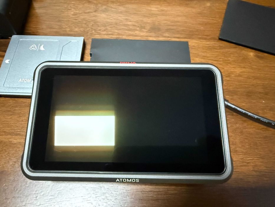 Atomos Ninja V+ (8K HDR) + SSD AtomX 1TB + Kit Energia (4 Baterias) + Leitor Docking II – Impecável!