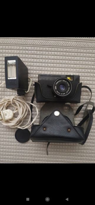 Aparat fotograficzny analogowy z  lampa błyskowa, etui, kolekcjonerski