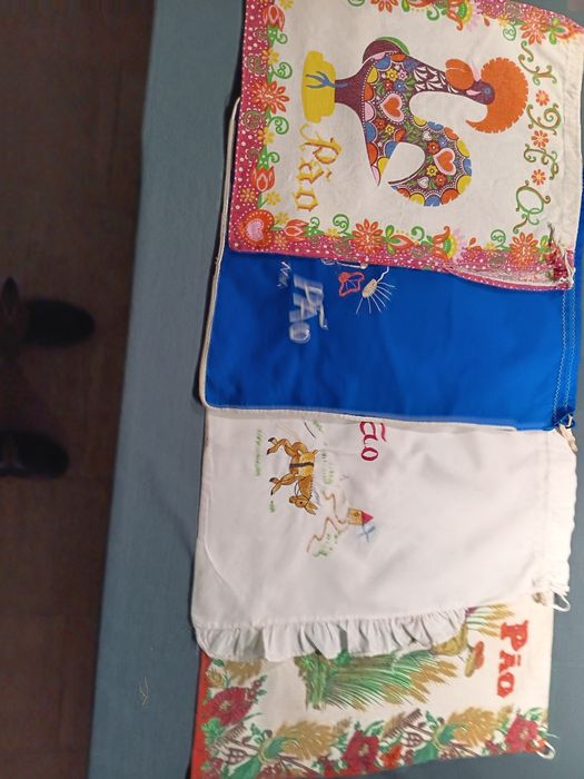 4 sacos de pão com cerca de 70 anos