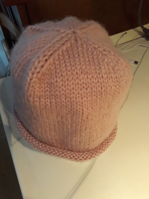 Шапки вязаные ручной работы из высококачественной пряжи