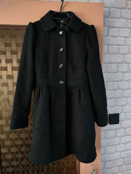 Czarny, jesienny płaszcz w stylu vintage