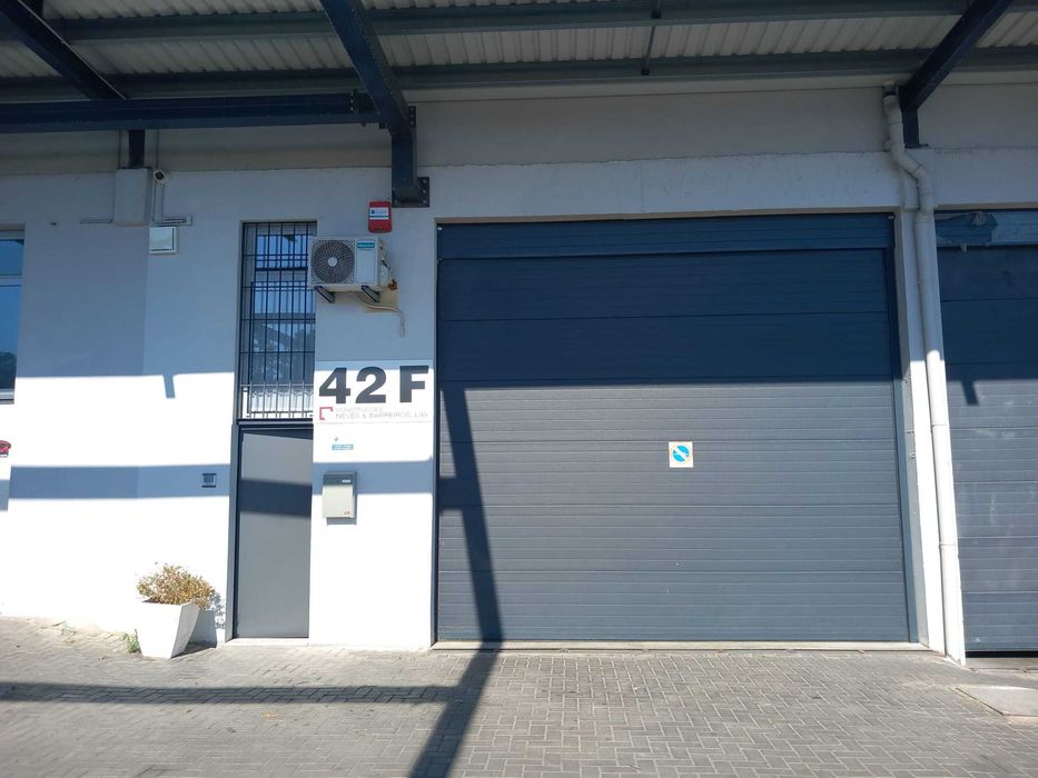 Armazém com escritório em excelentes condições – Arrendamento