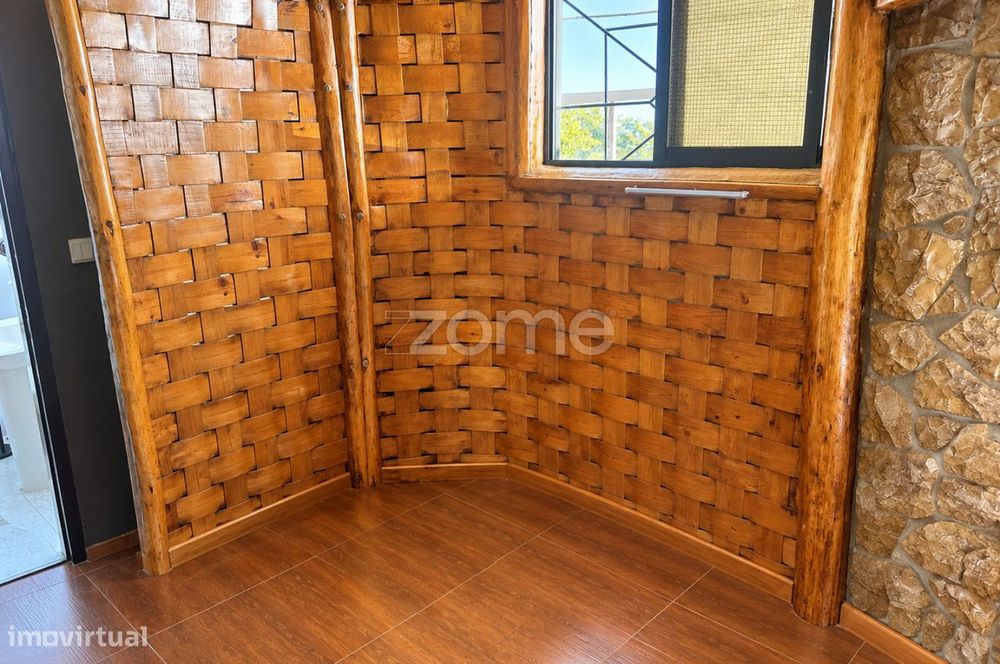 Espaço Comercial de 66m² com Charme Rústico e Dois Pisos